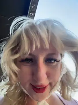 Snapshot of RonnieKiss chatting on 5, 4, 2026 RonnieKiss online show from 5, 4, 2026