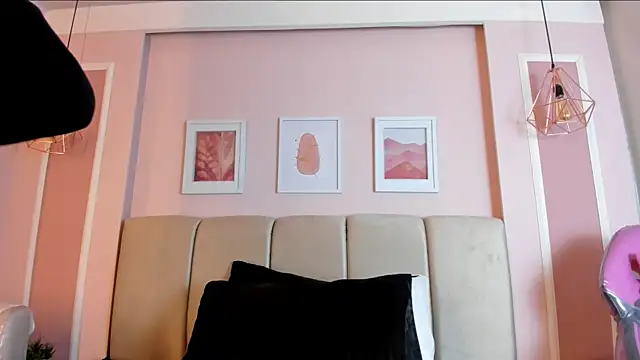 Snapshot of Sarah_Reidd chatting on 22, 10, 2025 Sarah Reidd online show from 22, 10, 2025