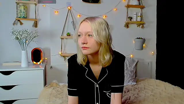 Snapshot of ArcticaRyder chatting on 6, 11, 2025 ArcticaRyder online show from 6, 11, 2025