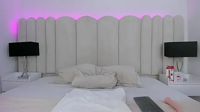 Snapshot of VanessaParis__ chatting on 14, 10, 2025 VanessaParis online show from 14, 10, 2025