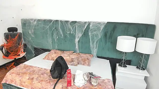 Snapshot of VanessaParis__ chatting on 18, 10, 2025 VanessaParis online show from 18, 10, 2025