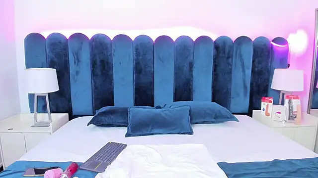 Snapshot of VanessaParis__ chatting on 5, 11, 2025 VanessaParis online show from 5, 11, 2025