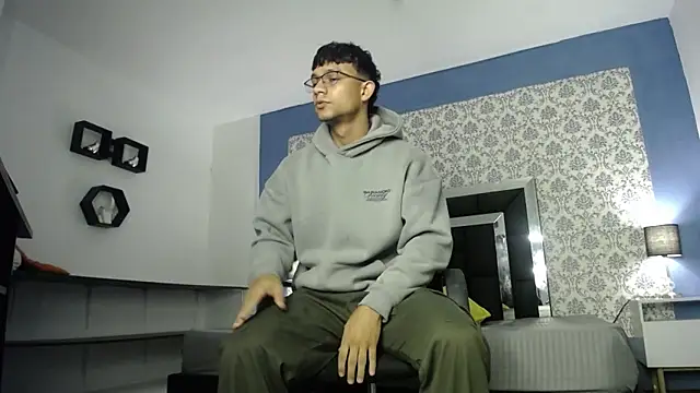 Snapshot of mike_wills3 chatting on 8, 10, 2025 mike wills3 online show from 8, 10, 2025