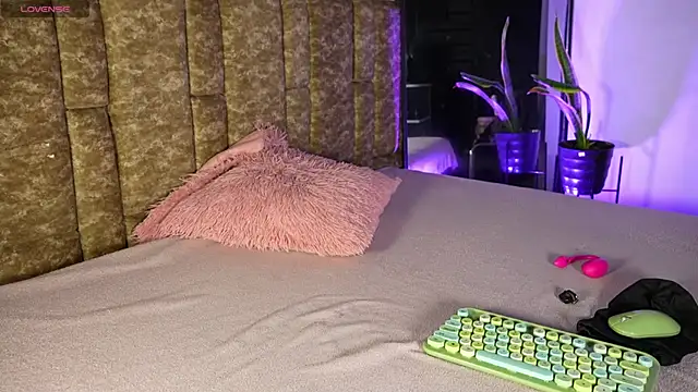 Missdionne curly online show from 13, 4, 2026