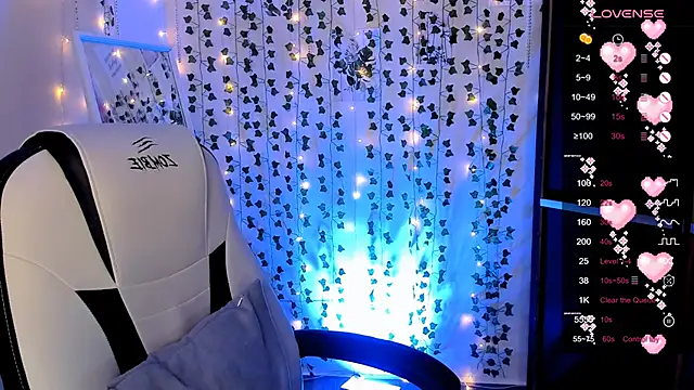 Snapshot of LinaBlossom_ chatting on 9, 4, 2026 LinaBlossom online show from 9, 4, 2026