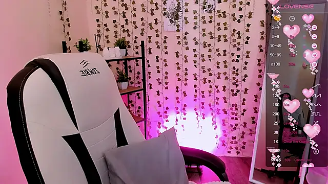 LinaBlossom  online show from 30, 6, 2026