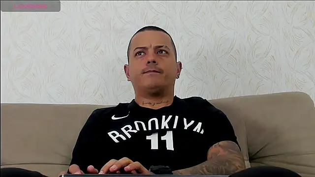 Snapshot of MaximoHall86 chatting on 28, 10, 2025 MaximoHall86 online show from 28, 10, 2025