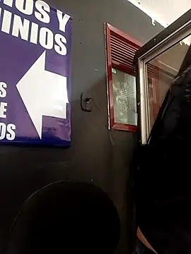 Snapshot of _Luna-1 chatting on 5, 11, 2025 Luna-1 online show from 5, 11, 2025