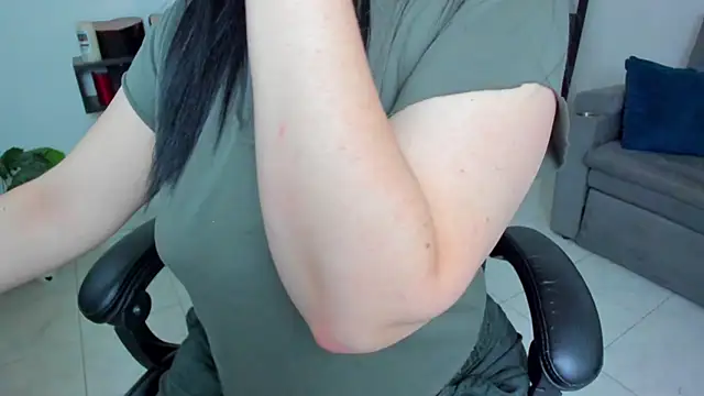 Snapshot of Miel_82 chatting on 6, 10, 2025 Miel 82 online show from 6, 10, 2025