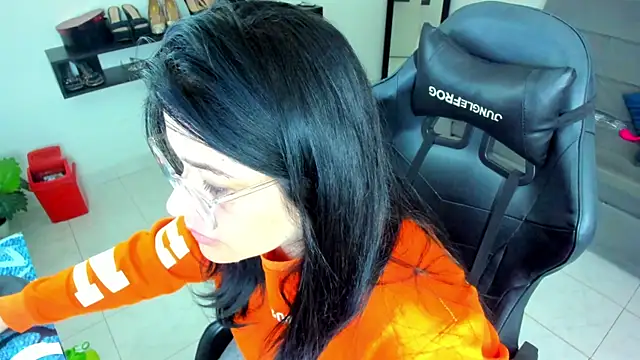 Snapshot of Miel_82 chatting on 28, 10, 2025 Miel 82 online show from 28, 10, 2025