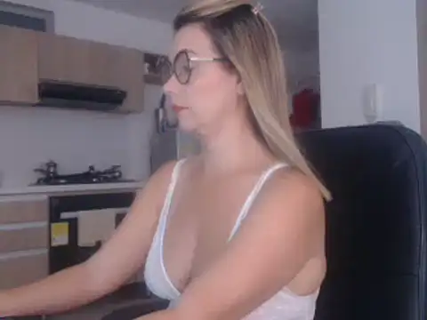 Snapshot of LovePaula chatting on 2, 2, 2025 LovePaula online show from 2, 2, 2025