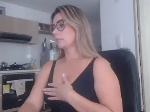 Snapshot of LovePaula chatting on 5, 3, 2025 LovePaula online show from 5, 3, 2025