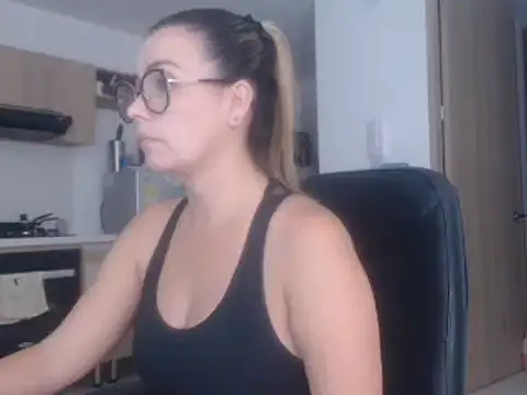 Snapshot of LovePaula chatting on 7, 3, 2025 LovePaula online show from 7, 3, 2025