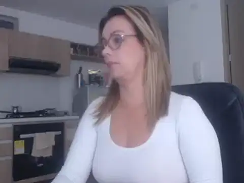 Snapshot of LovePaula chatting on 10, 3, 2025 LovePaula online show from 10, 3, 2025