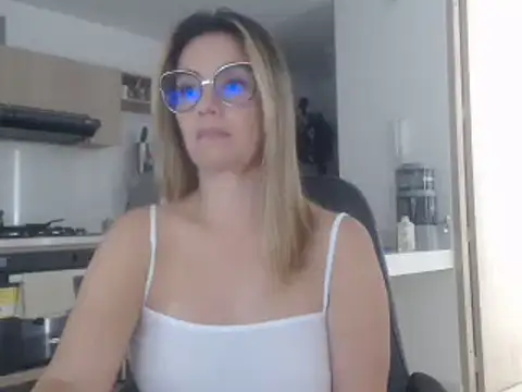 Snapshot of LovePaula chatting on 15, 3, 2025 LovePaula online show from 15, 3, 2025