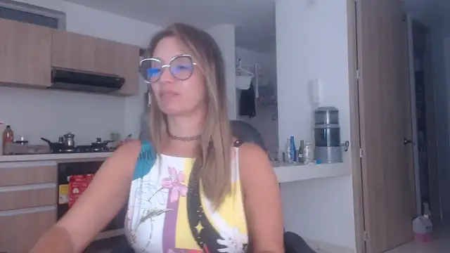 Snapshot of LovePaula chatting on 19, 10, 2025 LovePaula online show from 19, 10, 2025