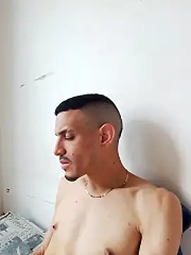 Snapshot of LATINO27CM chatting on 15, 10, 2025 LATINO27CM online show from 15, 10, 2025