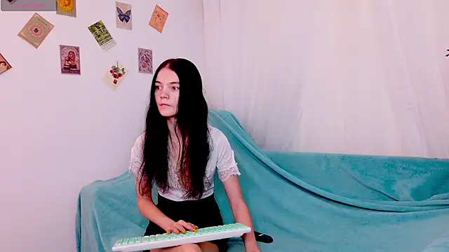 Snapshot of chatting on 6, 10, 2025 online show from 6, 10, 2025