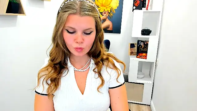 Snapshot of WildeDesiree chatting on 8, 10, 2025 WildeDesiree online show from 8, 10, 2025