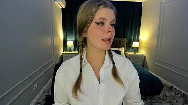 Snapshot of WildeDesiree chatting on 9, 10, 2025 WildeDesiree online show from 9, 10, 2025