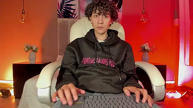 Snapshot of Helios_Obscuro chatting on 9, 11, 2025 Helios Obscuro online show from 9, 11, 2025