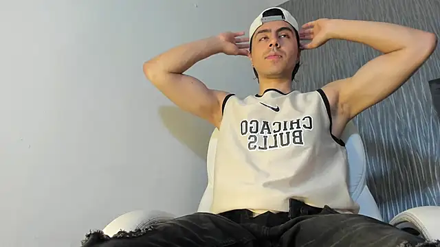 Snapshot of dylan_cross_ chatting on 4, 10, 2025 dylan cross online show from 4, 10, 2025