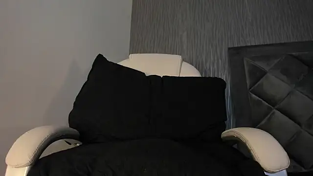 Snapshot of dylan_cross_ chatting on 20, 10, 2025 dylan cross online show from 20, 10, 2025