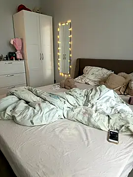 Snapshot of LinaViam chatting on 8, 10, 2025 LinaViam online show from 8, 10, 2025