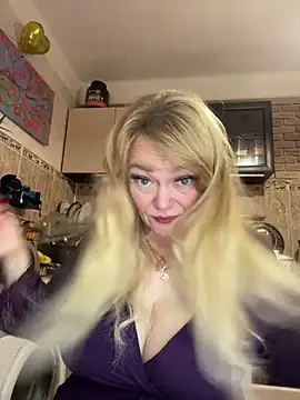 Snapshot of Sweet-blonde chatting on 10, 10, 2025 Sweet-blonde online show from 10, 10, 2025