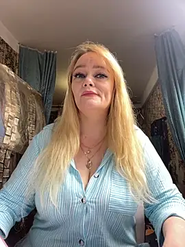 Snapshot of Sweet-blonde chatting on 8, 11, 2025 Sweet-blonde online show from 8, 11, 2025