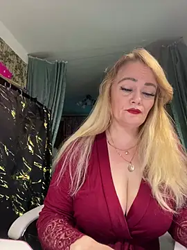 Snapshot of Sweet-blonde chatting on 5, 5, 2026 Sweet-blonde online show from 5, 5, 2026