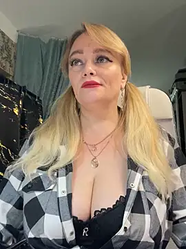 Snapshot of Sweet-blonde chatting on 18, 5, 2026 Sweet-blonde online show from 18, 5, 2026