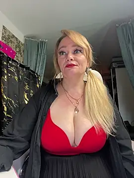 Snapshot of Sweet-blonde chatting on 4, 6, 2026 Sweet-blonde online show from 4, 6, 2026