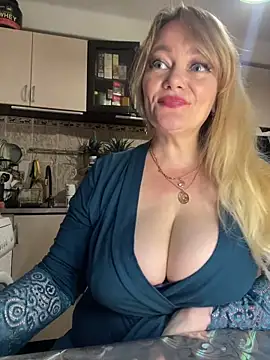 Snapshot of Sweet-blonde chatting on 6, 6, 2026 Sweet-blonde online show from 6, 6, 2026