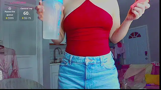 Snapshot of LunaMilav chatting on 5, 10, 2025 LunaMilav online show from 5, 10, 2025