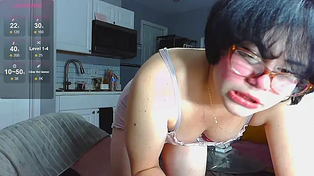 Snapshot of LunaMilav chatting on 8, 10, 2025 LunaMilav online show from 8, 10, 2025