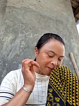 Snapshot of xuxulovezz chatting on 13, 10, 2025 xuxulovezz online show from 13, 10, 2025