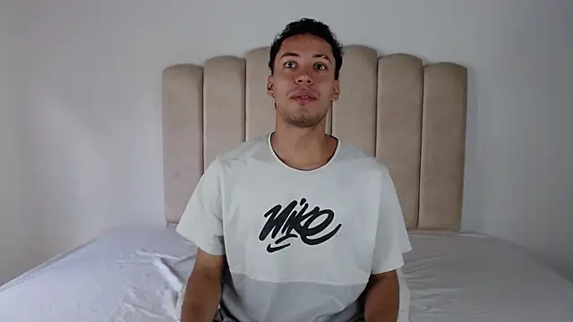 Snapshot of aroncooper1 chatting on 11, 11, 2025 aroncooper1 online show from 11, 11, 2025