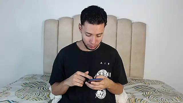 Snapshot of aroncooper1 chatting on 8, 1, 2026 aroncooper1 online show from 8, 1, 2026