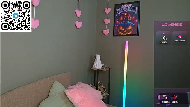 Snapshot of Selena_Lune chatting on 6, 11, 2025 Selena Lune online show from 6, 11, 2025