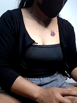 Snapshot of LylyCii96 chatting on 10, 11, 2025 LylyCii96 online show from 10, 11, 2025