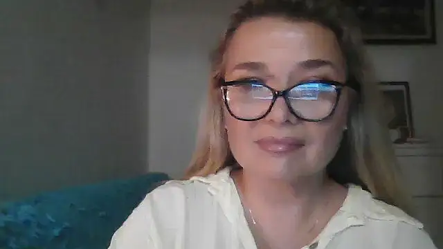 Snapshot of Myrienna chatting on 29, 9, 2025 Myrienna online show from 29, 9, 2025