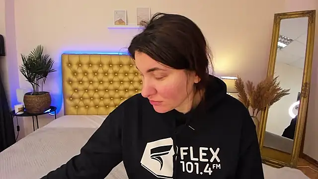 TrishaDarks online show from 2, 2, 2026