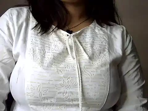 Snapshot of Aaliya02 chatting on 8, 11, 2025 Aaliya02 online show from 8, 11, 2025