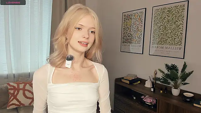 Snapshot of LaureMestler chatting on 17, 10, 2025 LaureMestler online show from 17, 10, 2025