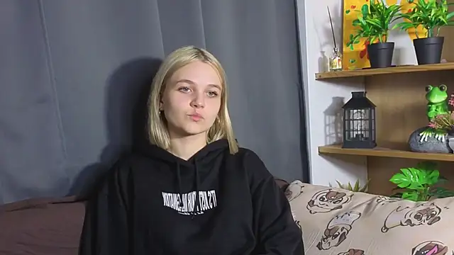 Snapshot of KelleDomin chatting on 2, 10, 2025 KelleDomin online show from 2, 10, 2025