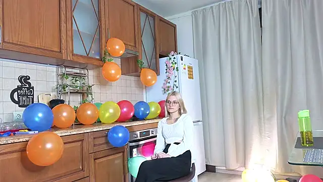 Snapshot of KelleDomin chatting on 4, 10, 2025 KelleDomin online show from 4, 10, 2025