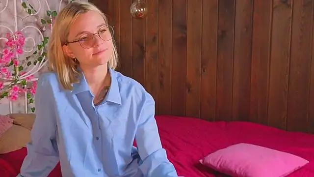 Snapshot of KelleDomin chatting on 10, 10, 2025 KelleDomin online show from 10, 10, 2025