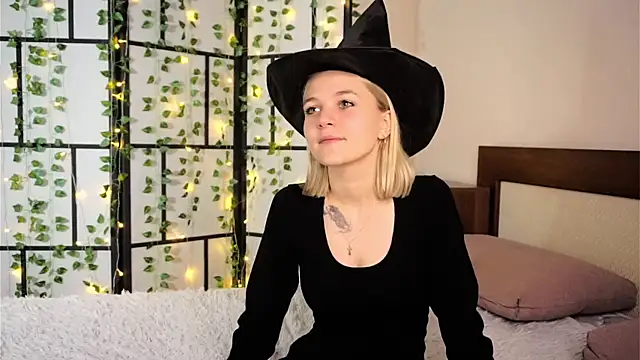 Snapshot of KelleDomin chatting on 18, 10, 2025 KelleDomin online show from 18, 10, 2025