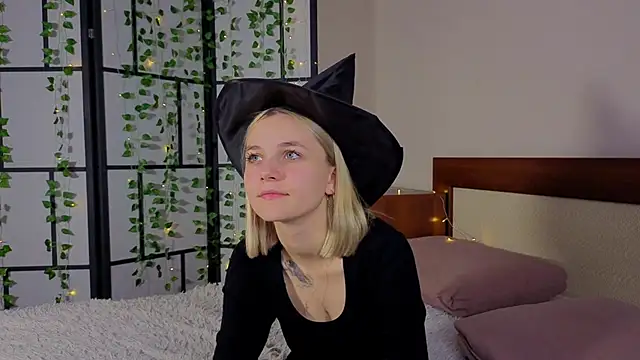 Snapshot of KelleDomin chatting on 19, 10, 2025 KelleDomin online show from 19, 10, 2025